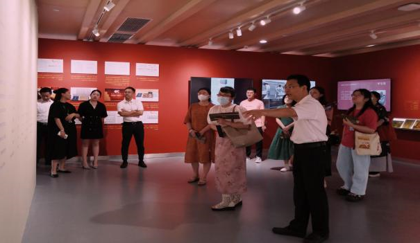 松江区文化旅游局副局长张国强向市民代表讲解文化展览